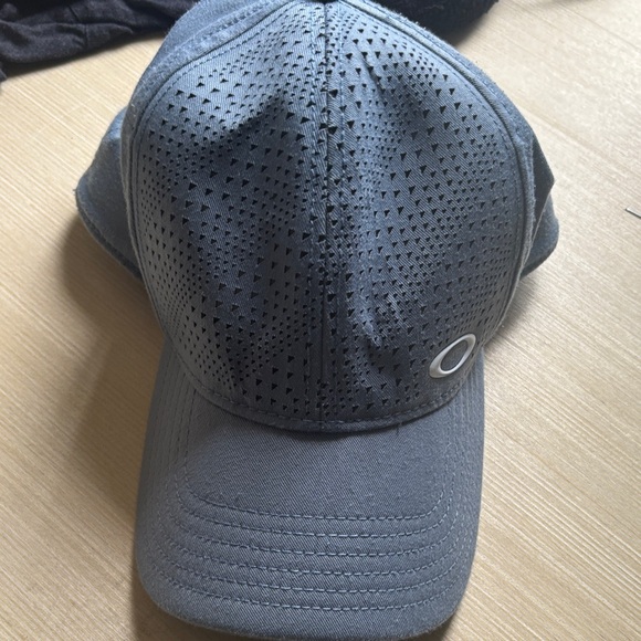 Oakley  Gray Cap with Logo - Picture 1 of 7